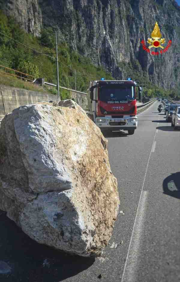 CRONACA - Massi sulla statale 36, disagi per turisti e valtellinesi