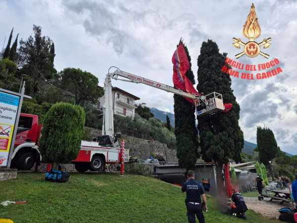 CRONACA - Alto Garda: pilota di parapendio finisce su un cipresso