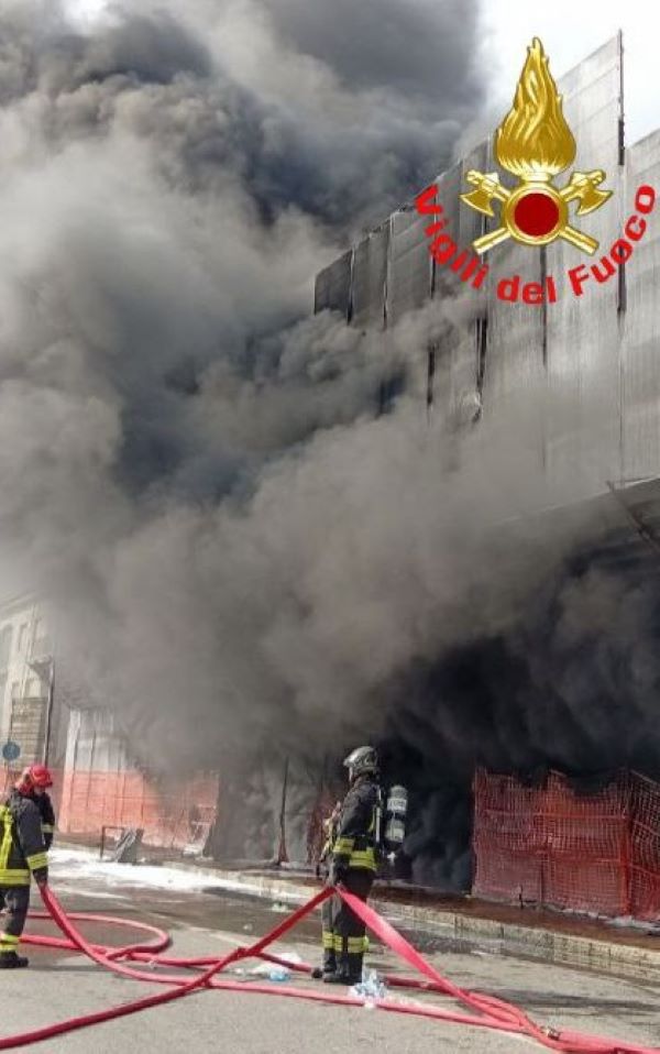 CRONACA - Incendio a Rovato: proseguono gli interventi, la situazione
