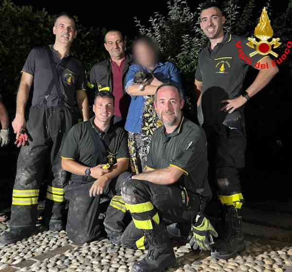 GARDA - Salò, un cane recuperato dai vigili del fuoco