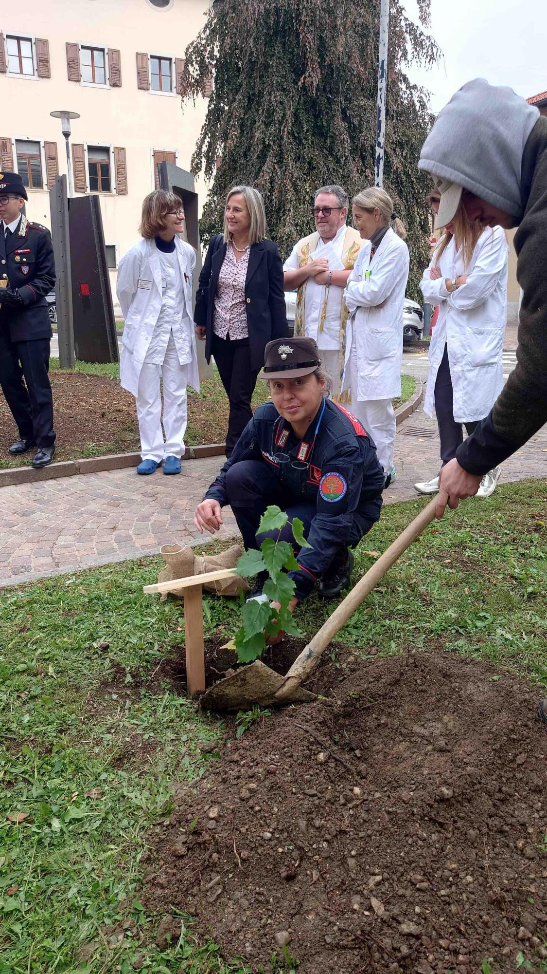 GARDA - Raggruppamento Carabinieri Biodiversità dona pianta all'ospedale di Rovereto