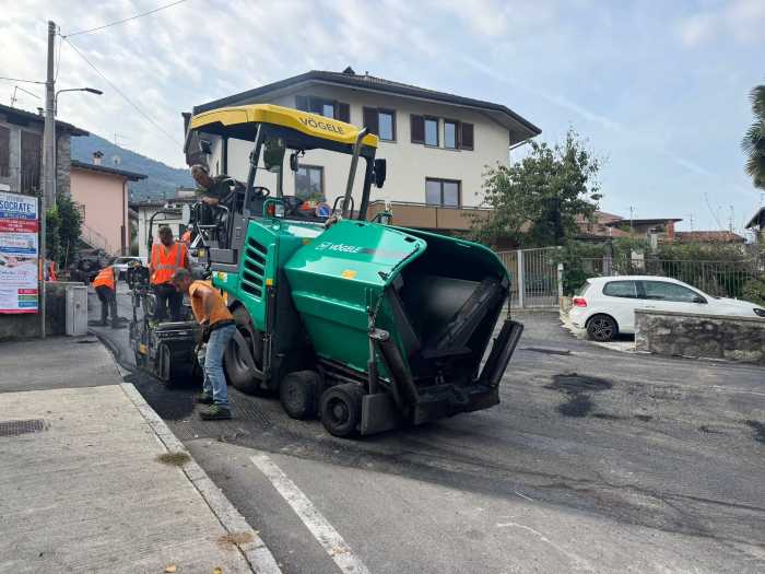 VALLE CAMONICA - Darfo: asfaltatura delle strade nel borgo di Pellalepre