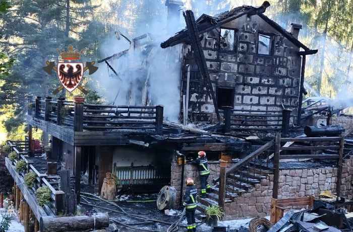VAL DI FIEMME - Incendio distrugge maso in località Cascatelle di Predazzo
