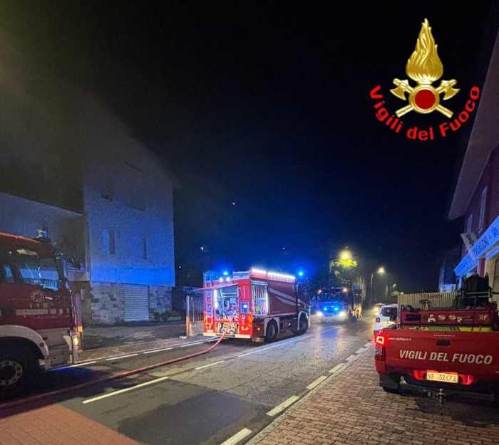 VALLE CAMONICA - Incendio in una palazzina di Malegno, due persone intossicate