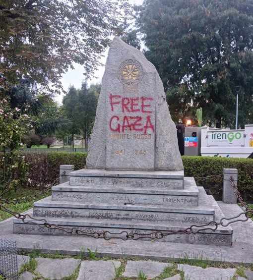 ATTUALITÀ - Scritte Free Gaza deturpano il monumento degli alpini