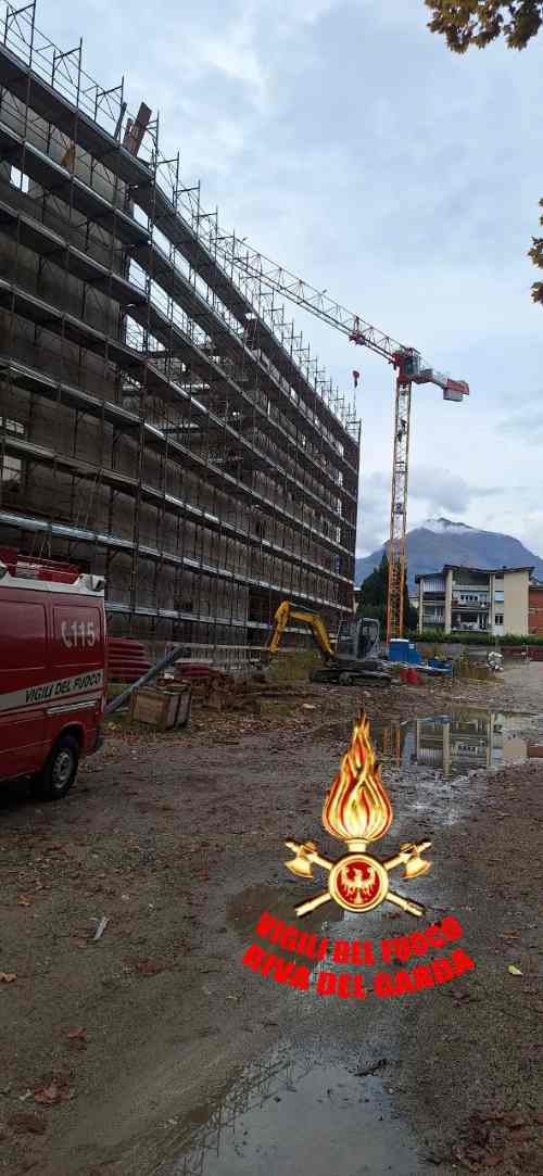 TRENTINO - Protesta degli operai a Riva del Garda: salgono su gru alta 60 metri