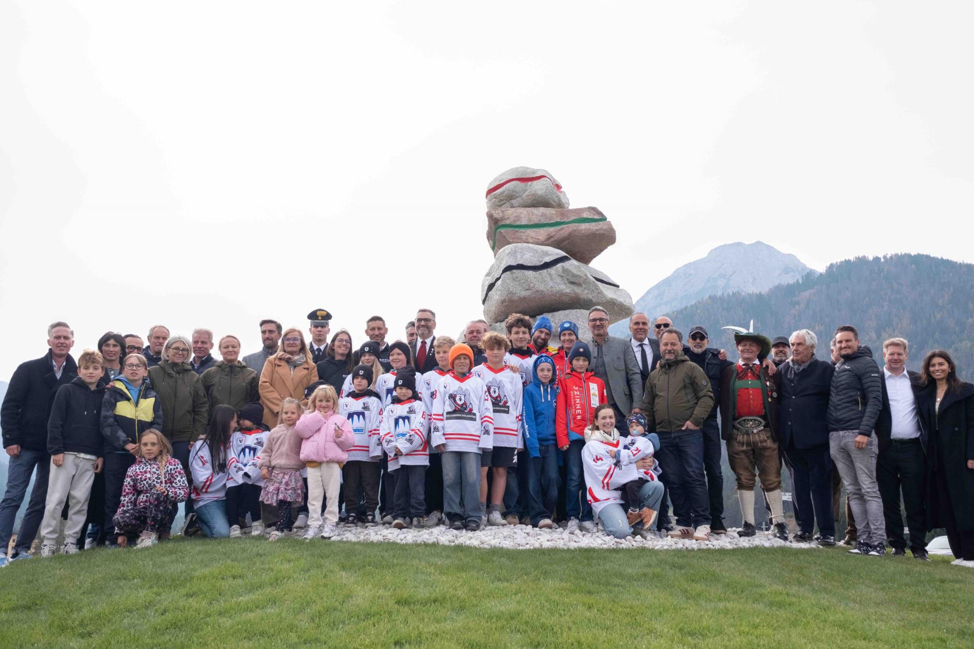 ALTO ADIGE - Dobbiaco: gli “Stoanerne Mandln” diventano simboli olimpici
