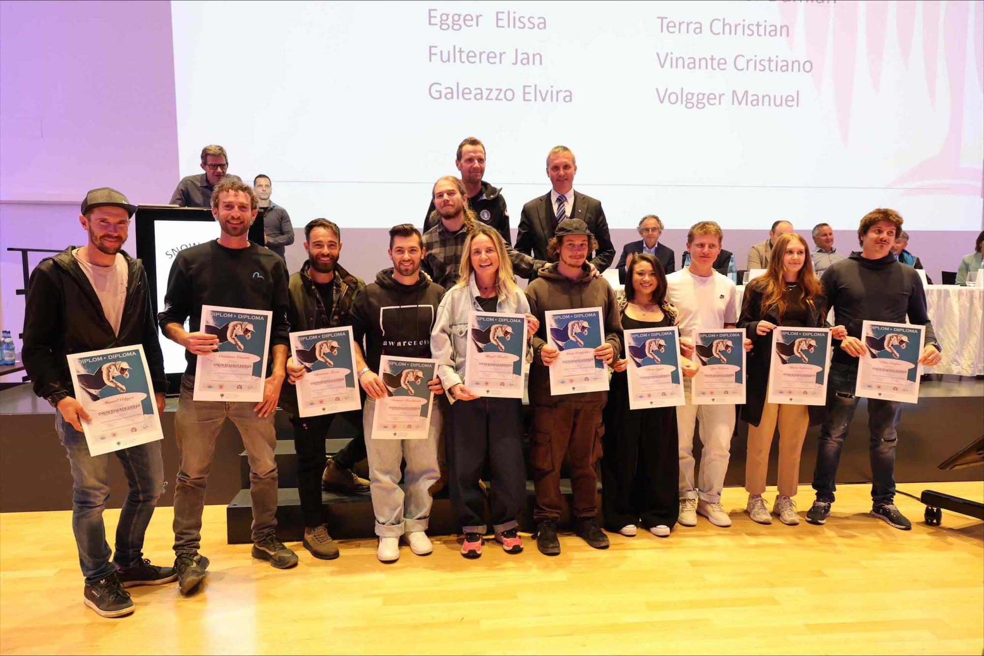 ATTUALITÀ - Diplomi a 93 nuovi maestri e maestre di sci, fondo e snowboard in Alto Adige