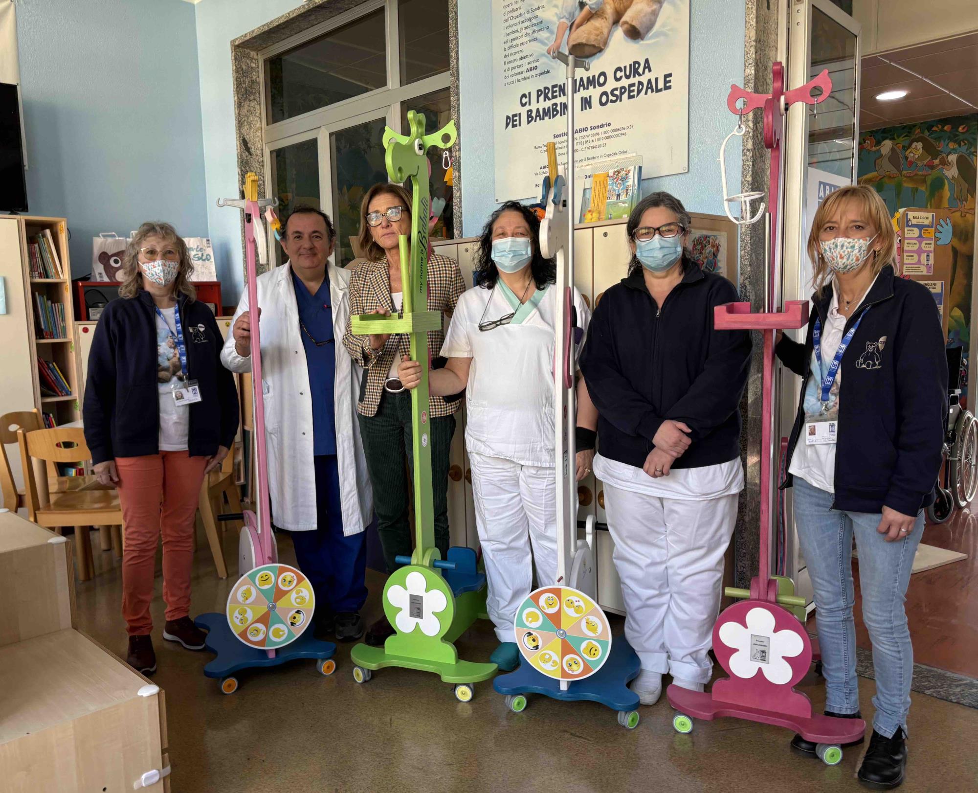VALTELLINA - Abio dona 5 porta flebo colorati per i piccoli degenti dell'ospedale di Sondrio