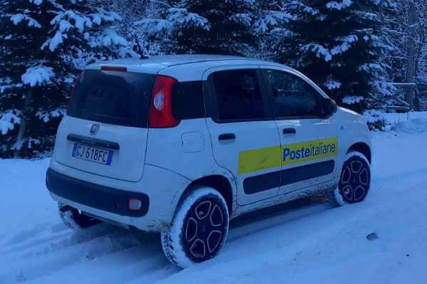 PONTE DI LEGNO - Nel Bresciano i portalettere al lavoro sotto la prima neve