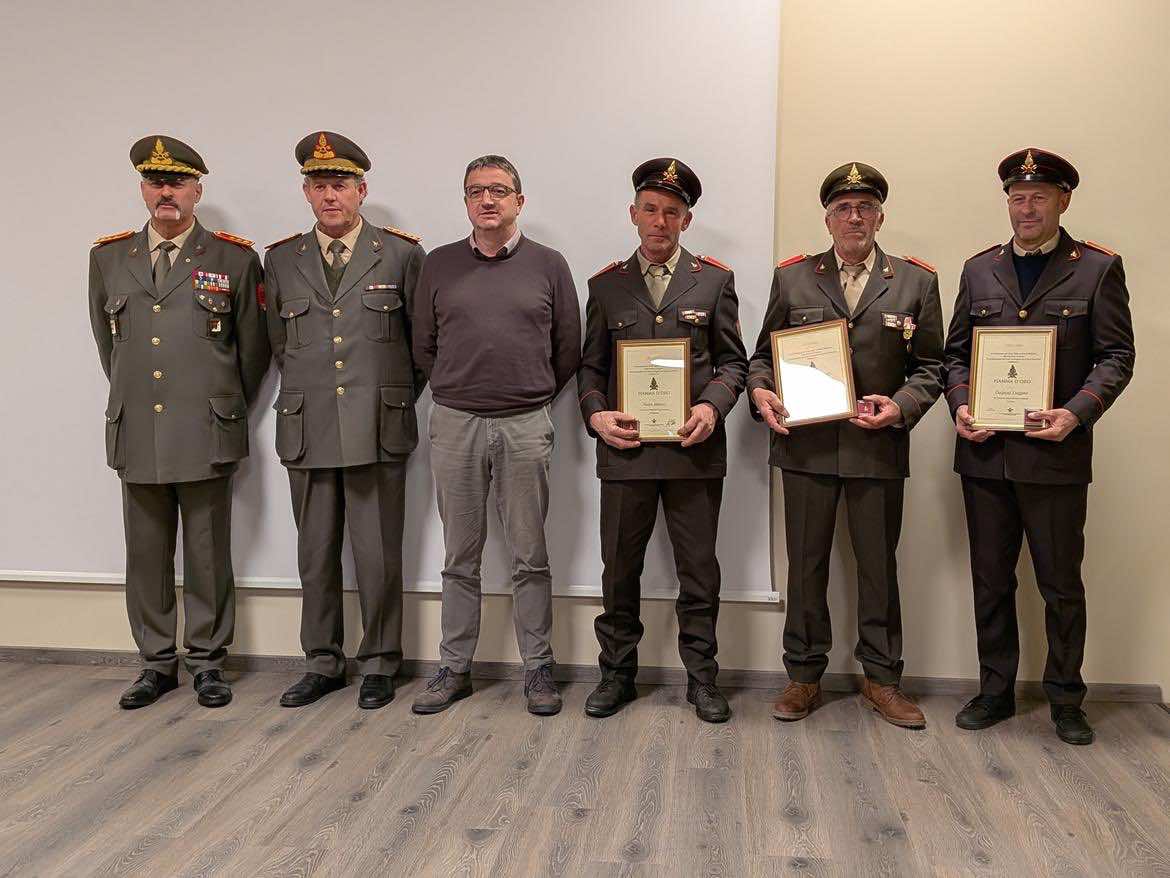 VAL DI SOLE E NON - Vigili del Fuoco volontari di Cles, consegnate le benemerenze