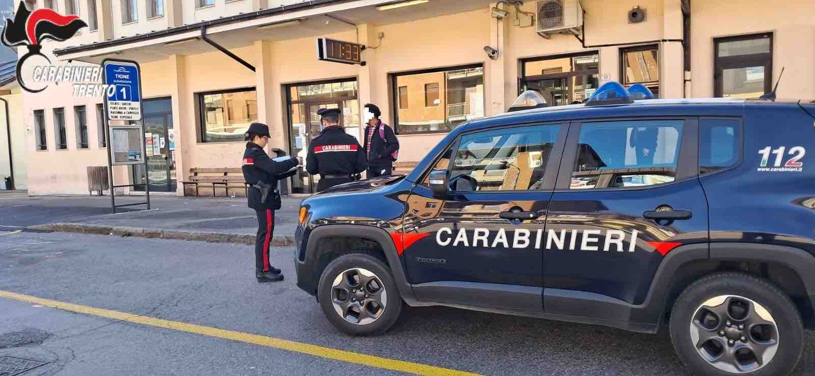 CAMPIGLIO - Tione: danneggia una corriera di Trentino Trasporti, giovane denunciato