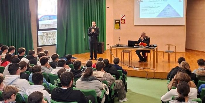 VALLE CAMONICA - Capo di Ponte: speciale lezione dei carabinieri al Marcolini