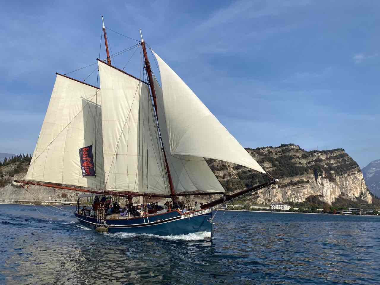 RIVA DEL GARDA - Dal banco alla barca: gli studenti di Arco scoprono la vela
