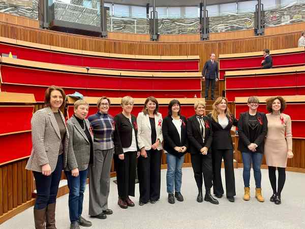 ATTUALITÀ - Trento, in Consiglio provinciale con il fiocco rosso