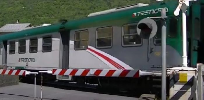 VALLE CAMONICA - Disagi per gli automobilisti al passaggio a livello di Edolo