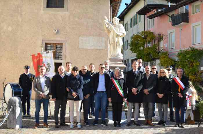 VAL DI SOLE E NON - Cles, inaugurati il cinema teatro e la statua del Nepomuceno restaurata