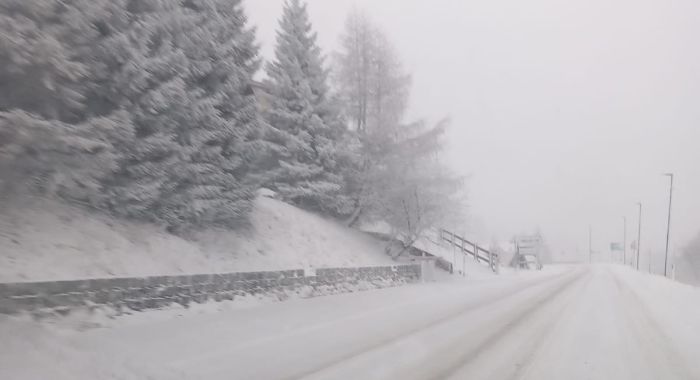 METEO - Neve sui passi alpini e vallate: Tir in difficoltà sulla statale del Tonale