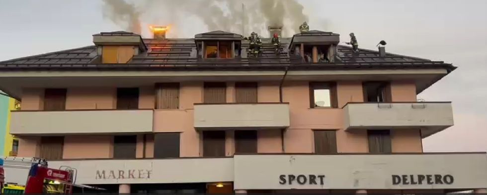 VAL DI SOLE E NON - Incendio in una mansarda al Passo del Tonale