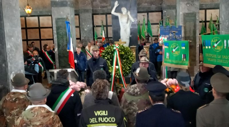 TONALE - Centinaia di alpini alla cerimonia del IV Novembre al Tonale