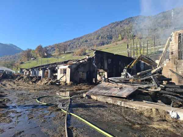 TRENTINO - Telve, incendio distrugge stalla: al lavoro 180 vigili del fuoco