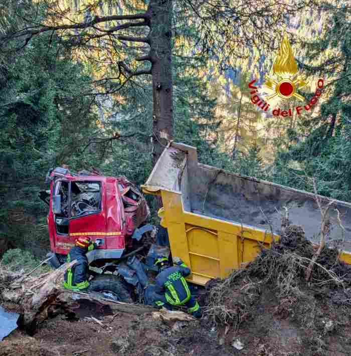 VALLE CAMONICA - Edolo: Tir si ribalta in località Mola, ferito il conducente
