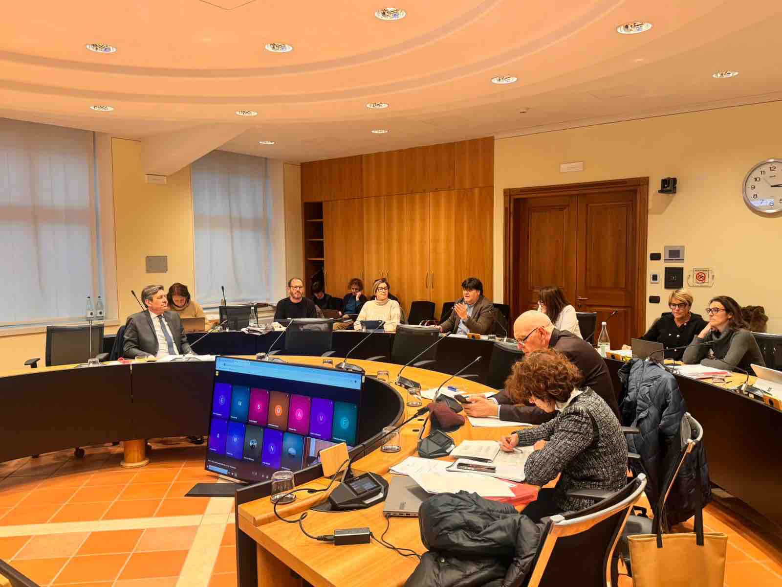 ATTUALITÀ - Manovra di Bilancio 2026–2028, la I Commissione chiude i lavori: via libera ai tre ddl  