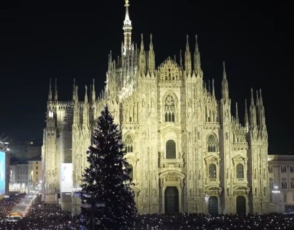 DIMARO - Un abete rosso della Val di Sole brilla in piazza Duomo a Milano