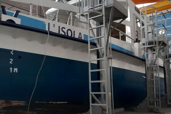 SEBINO - Lago d'Iseo, in manutenzione il catamarano "L'Isola"