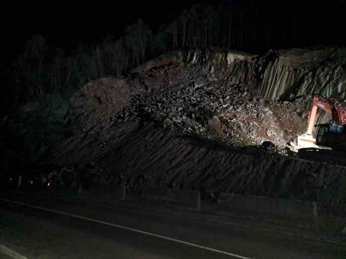 CRONACA - Albiano, crollo di porfido: nessun ferito e strada aperta