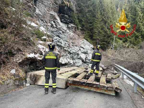 VALTELLINA - Frana in via Morzaglia a Valdidentro, vigili del fuoco al lavoro