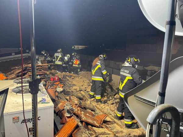 TRENTINO - Incendio in un'abitazione di Dro, notte di lavoro per i vigili del fuoco