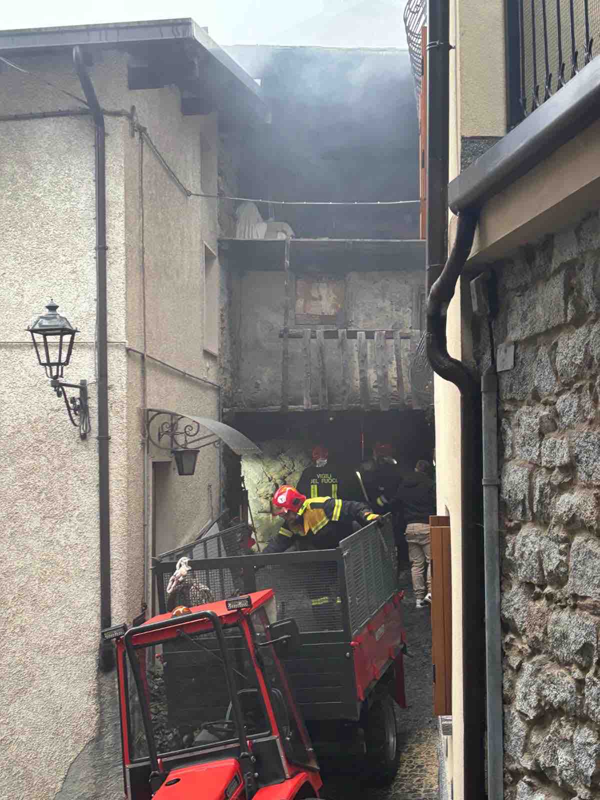 VALLE CAMONICA - Devastante incendio in abitazione a Cevo