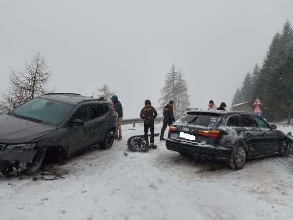 VALLE CAMONICA - Incidente sulla statale 42 tra Ponte di Legno e il Tonale