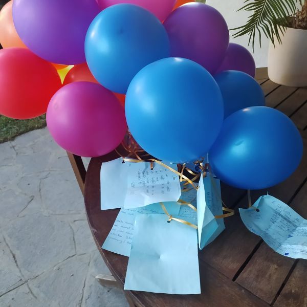 ATTUALITÀ - Erbusco: palloncini con nomi e frasi dedicate a persone defunte