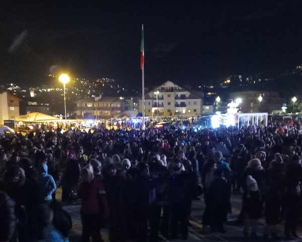 EVENTO - Migliaia di persone alla festa di Capodanno a Ponte di Legno