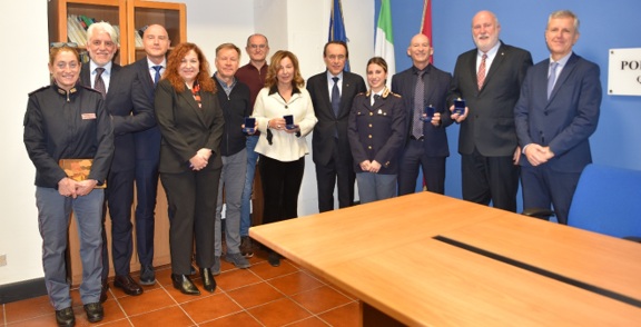 ALTO ADIGE - Il questore Giuseppe Ferrari consegna le medaglie di commiato