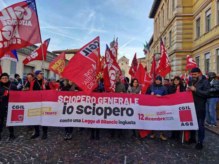 ATTUALITÀ - Sciopero generale, a Trento un migliaio in piazza