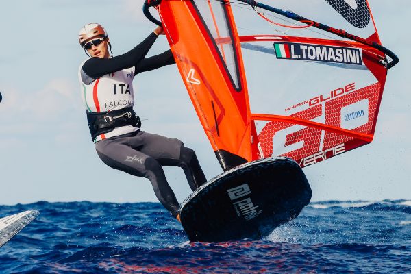 SPORT - Windsurf olimpico, Tomasini trionfa all’Europeo iQFOiL