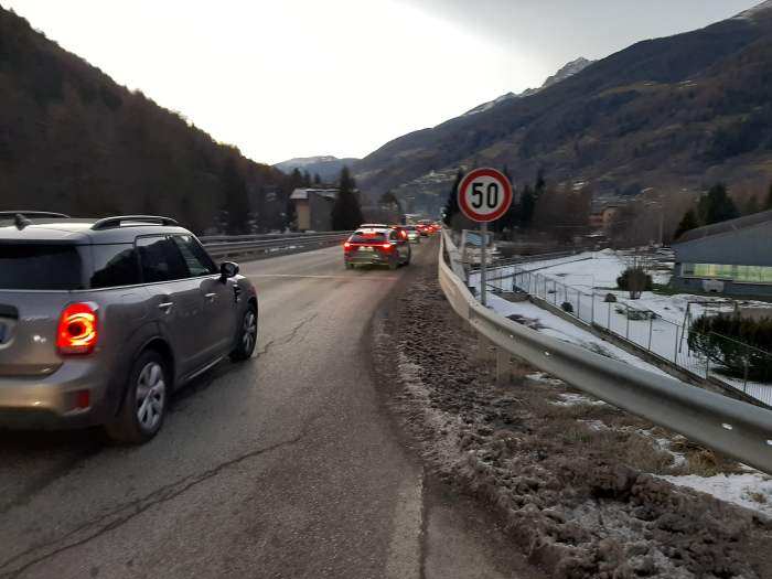 VALLE CAMONICA - L'attraversamento di Vezza d'Oglio trappola per gli autisti
