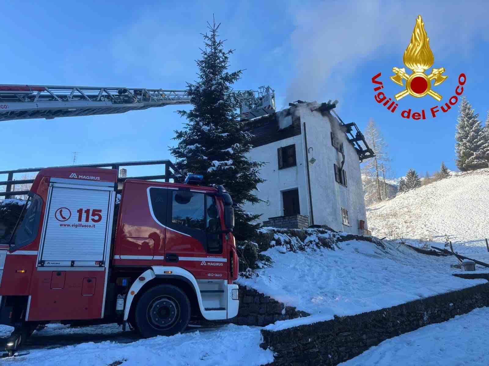 VALCHIAVENNA - Campodolcino, incendio in via Gualdera