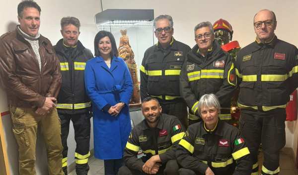 DARFO BOARIO - Il consigliere regionale Claudia Carzeri incontra i vigili del fuoco