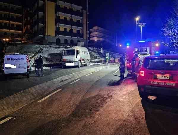VALLE CAMONICA - Fuga di gas in un condominio di Corteno Golgi, intervento dei pompieri