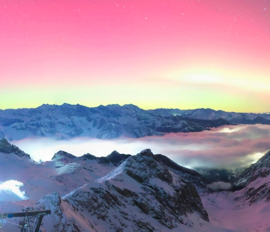 TONALE - Una spettacolare Aurora boreale dal Ghiacciaio Presena