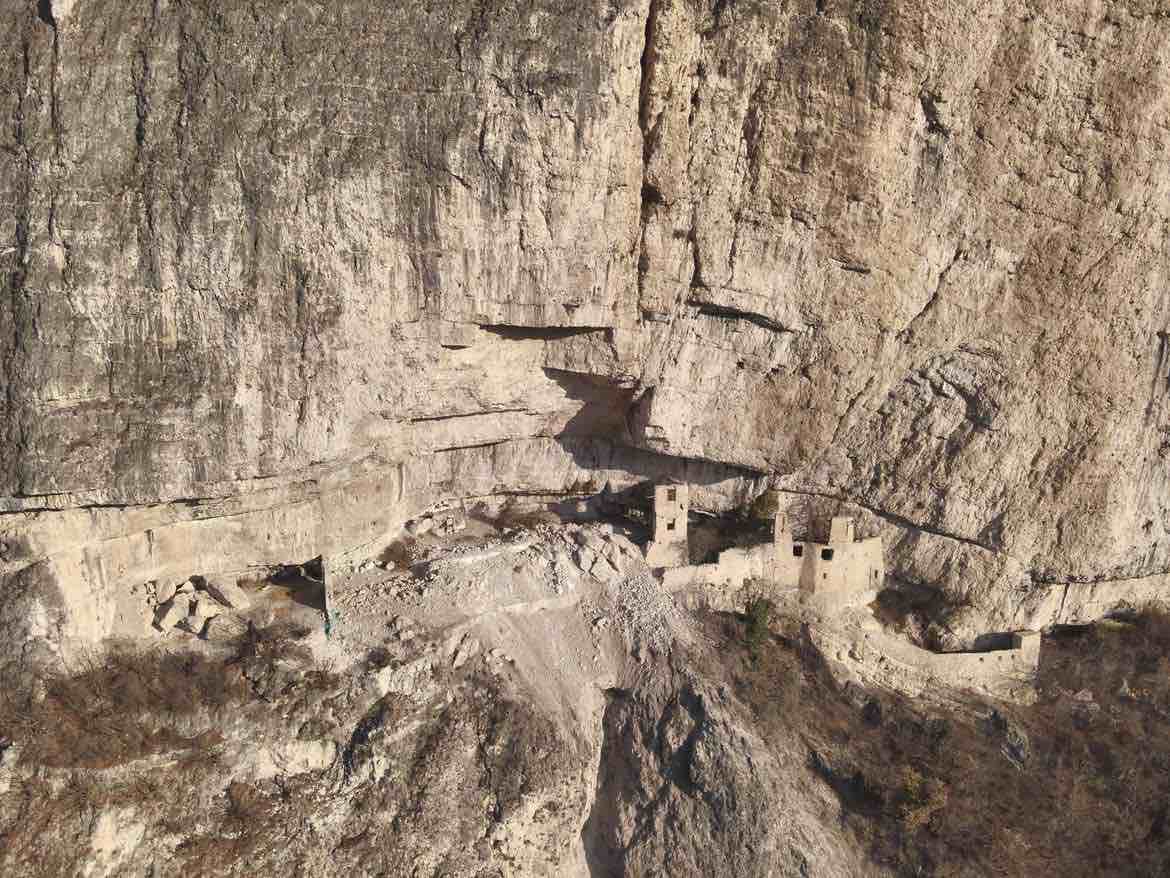 TRENTINO - Mezzocorona, crollo di 300 metri cubi di roccia sopra Castel San Gottardo