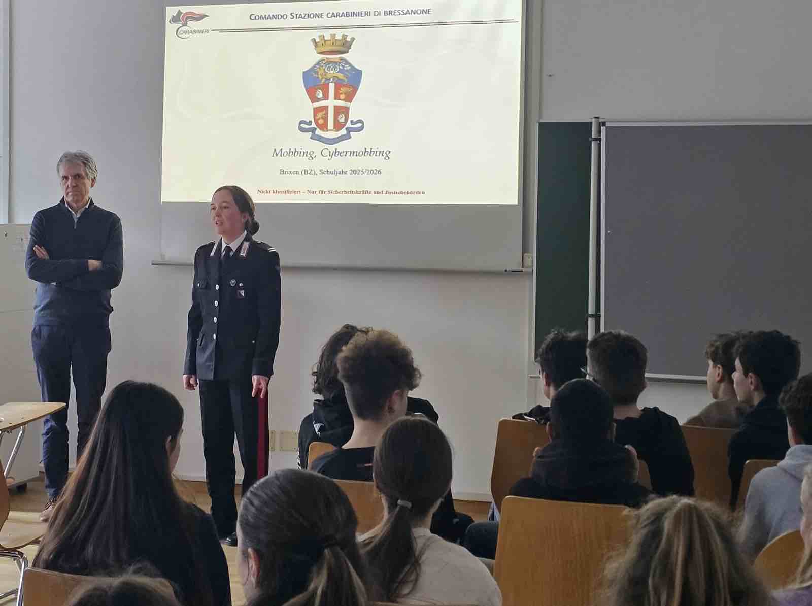 ALTO ADIGE - Cyberbullismo e diritto all'oblio: i Carabinieri di Bressanone alla scuola O. von Wolkenstein