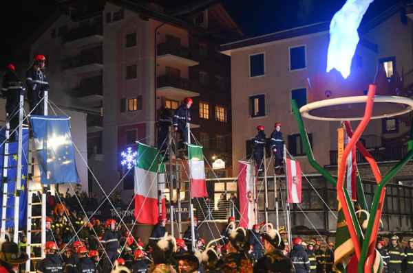 ALPE CIMBRA - Folgaria, aperto il Campionato italiano di sci dei Vigili del Fuoco