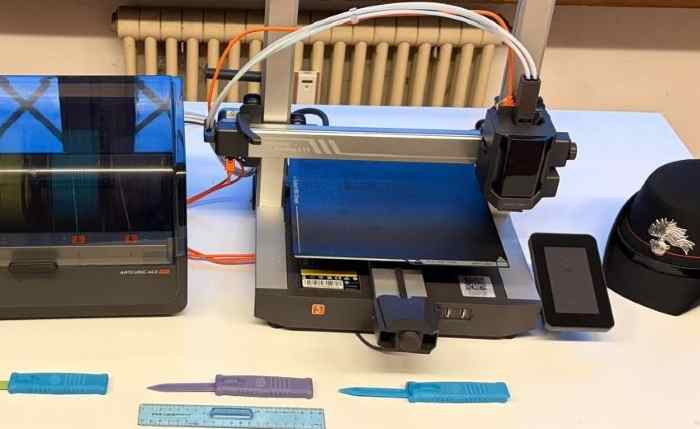 CRONACA - Coltelli e stampanti 3d tra i banchi di scuola a Terlano