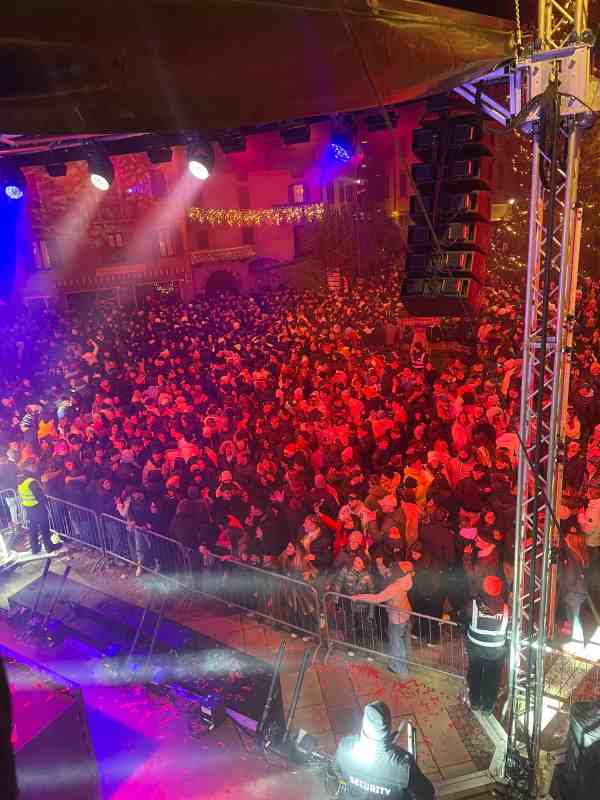 VALLE CAMONICA - Grande festa di San Silvestro in piazza a Borno