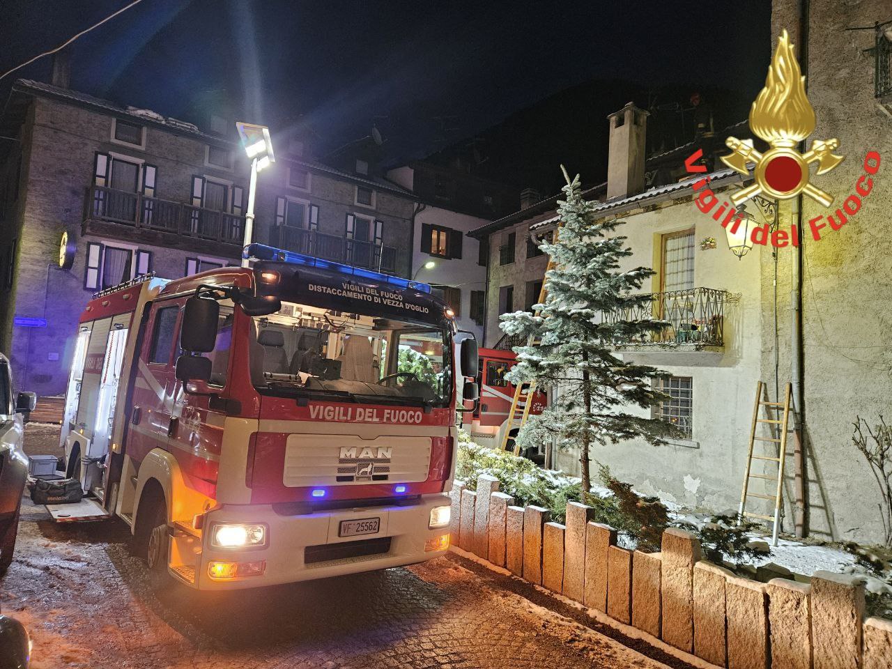 CRONACA - Incendio di una canna fumaria a Ponte di Legno